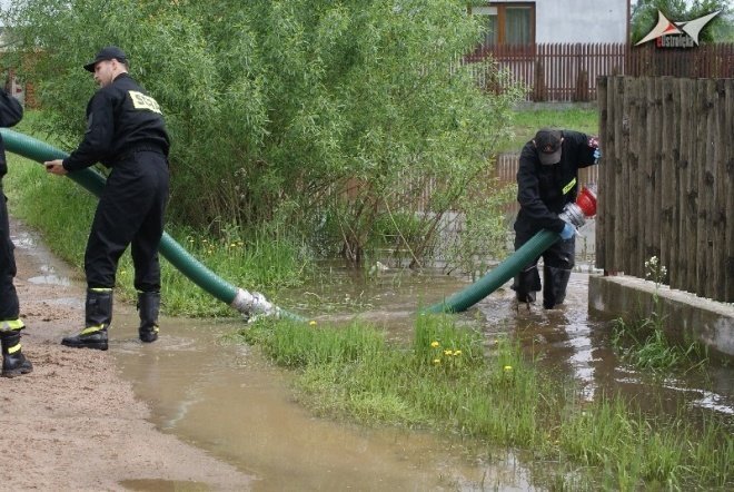 Podtopienia na Wiejskiej (19.05.2010) - zdjęcie #9 - eOstroleka.pl