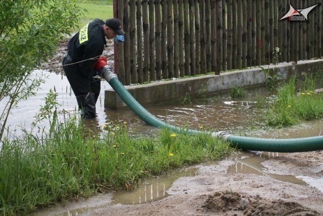 Podtopienia na Wiejskiej (19.05.2010) - zdjęcie #5 - eOstroleka.pl