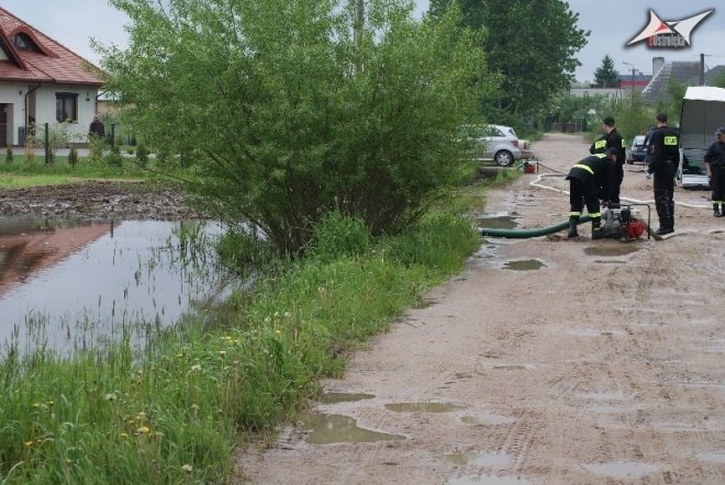 Podtopienia na Wiejskiej (19.05.2010) - zdjęcie #2 - eOstroleka.pl