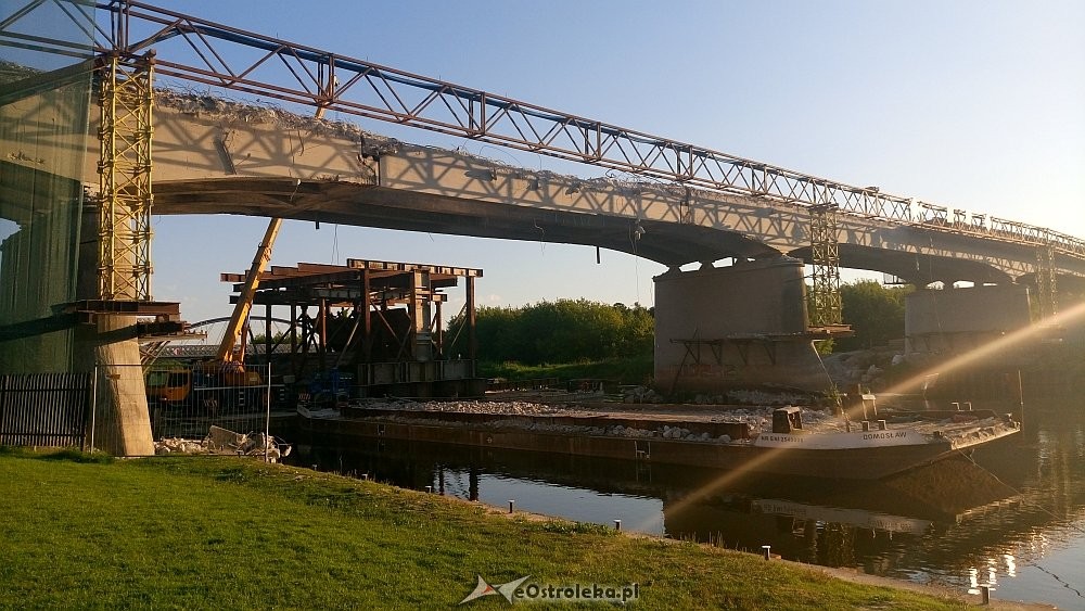 Remont mostu bez opóźnień. Trwa rozbiórka starej konstrukcji [06.07.2018] - zdjęcie #1 - eOstroleka.pl