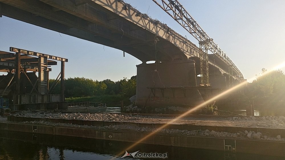 Remont mostu bez opóźnień. Trwa rozbiórka starej konstrukcji [06.07.2018] - zdjęcie #8 - eOstroleka.pl