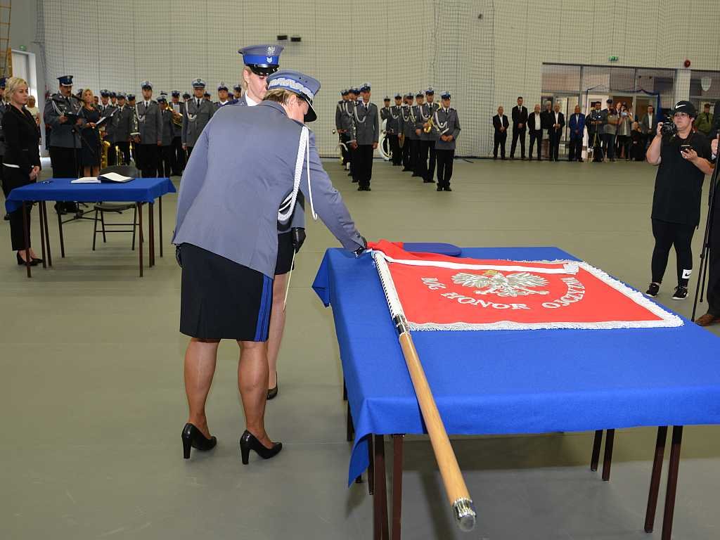 Oficjalne nadanie sztandaru przasnyskiej policji [17.07.2018] - zdjęcie #8 - eOstroleka.pl