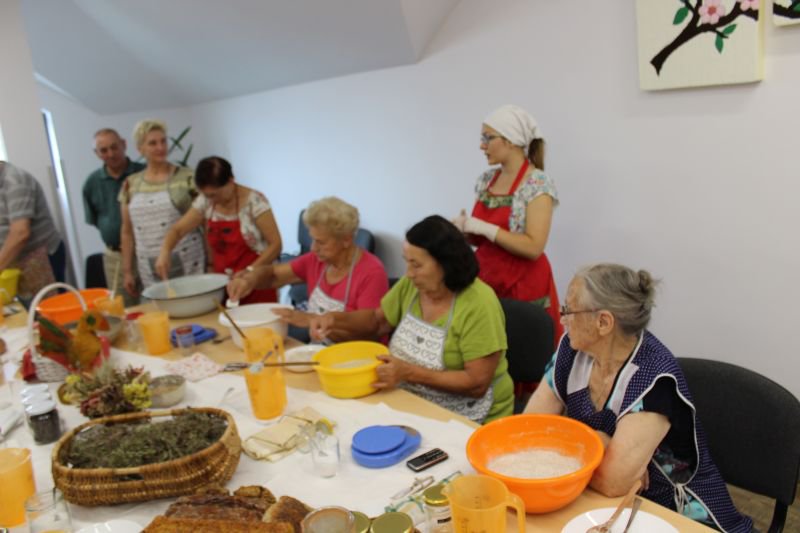 Warsztaty wypieku chleba w Dziennym Domu „Senior+” w Olszewo-Borkach [17.07.2018] - zdjęcie #5 - eOstroleka.pl
