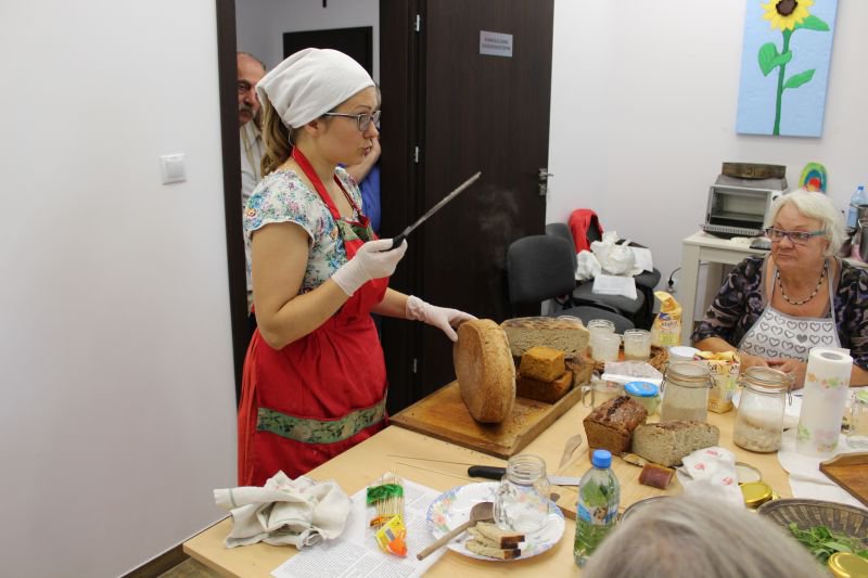 Warsztaty wypieku chleba w Dziennym Domu „Senior+” w Olszewo-Borkach [17.07.2018] - zdjęcie #7 - eOstroleka.pl