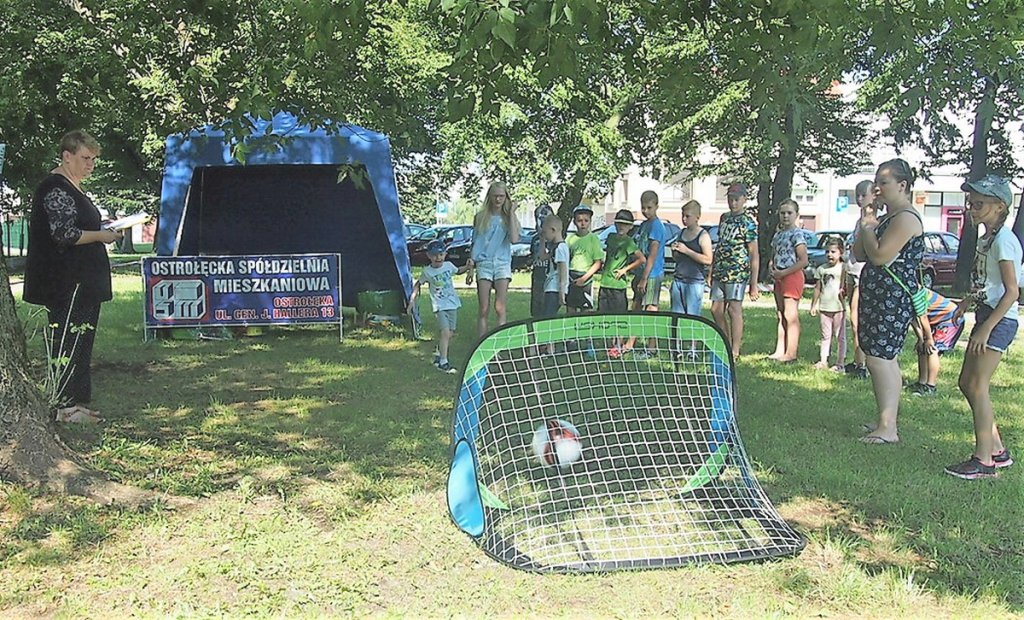 Wakacyjne zabawy dla dzieci z OSM i „Radosnym Świetlicobusem” [07.08.2018] - zdjęcie #1 - eOstroleka.pl