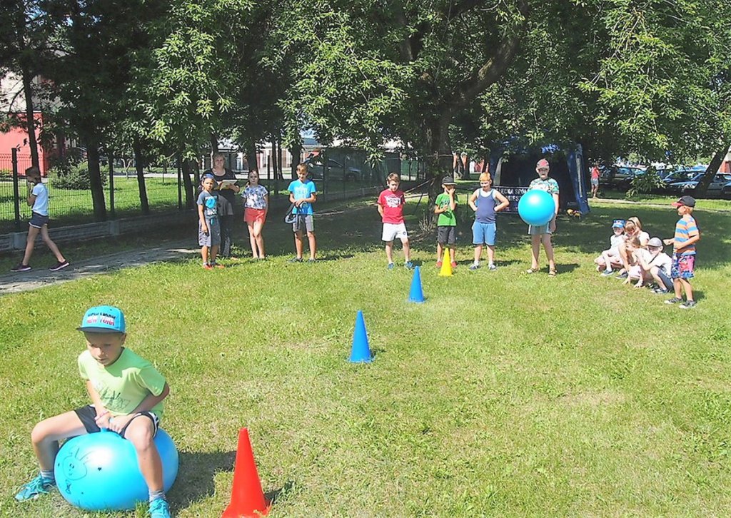 Wakacyjne zabawy dla dzieci z OSM i „Radosnym Świetlicobusem” [07.08.2018] - zdjęcie #2 - eOstroleka.pl