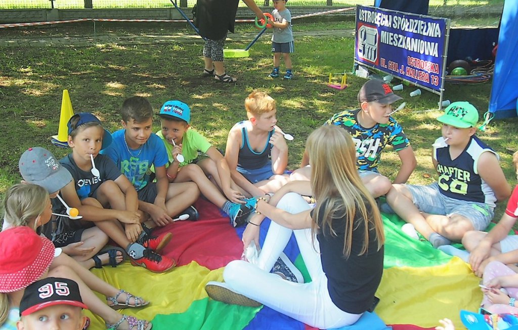 Wakacyjne zabawy dla dzieci z OSM i „Radosnym Świetlicobusem” [07.08.2018] - zdjęcie #3 - eOstroleka.pl