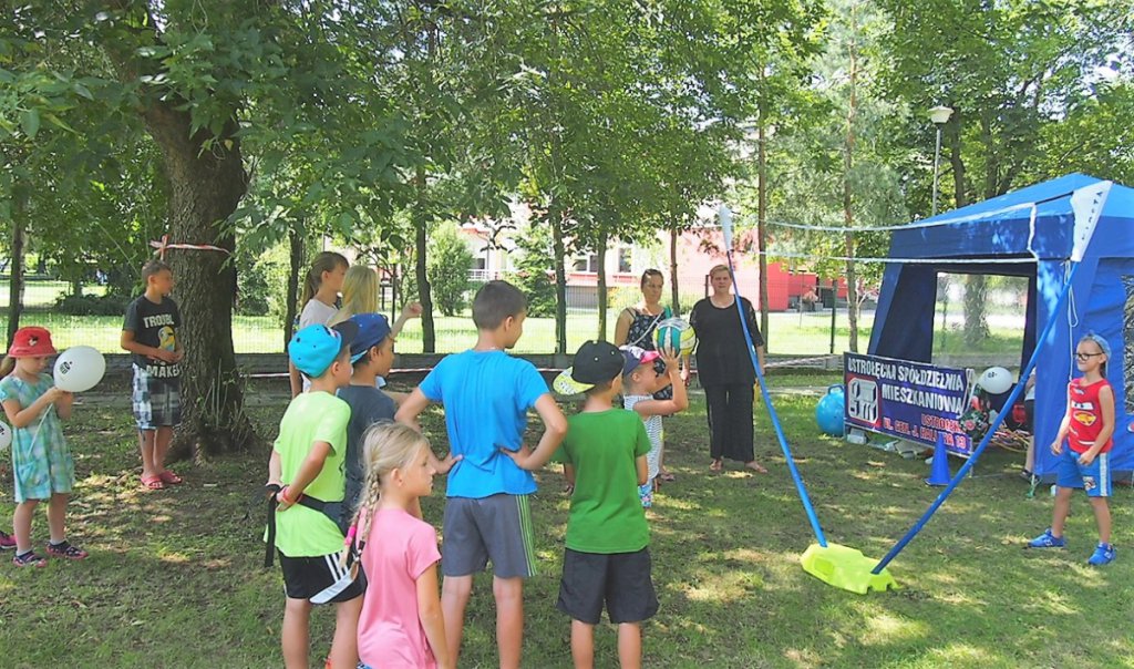 Wakacyjne zabawy dla dzieci z OSM i „Radosnym Świetlicobusem” [07.08.2018] - zdjęcie #4 - eOstroleka.pl