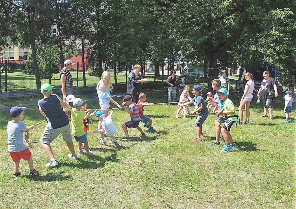 Wakacyjne zabawy dla dzieci z OSM i „Radosnym Świetlicobusem” [07.08.2018] - zdjęcie #5 - eOstroleka.pl