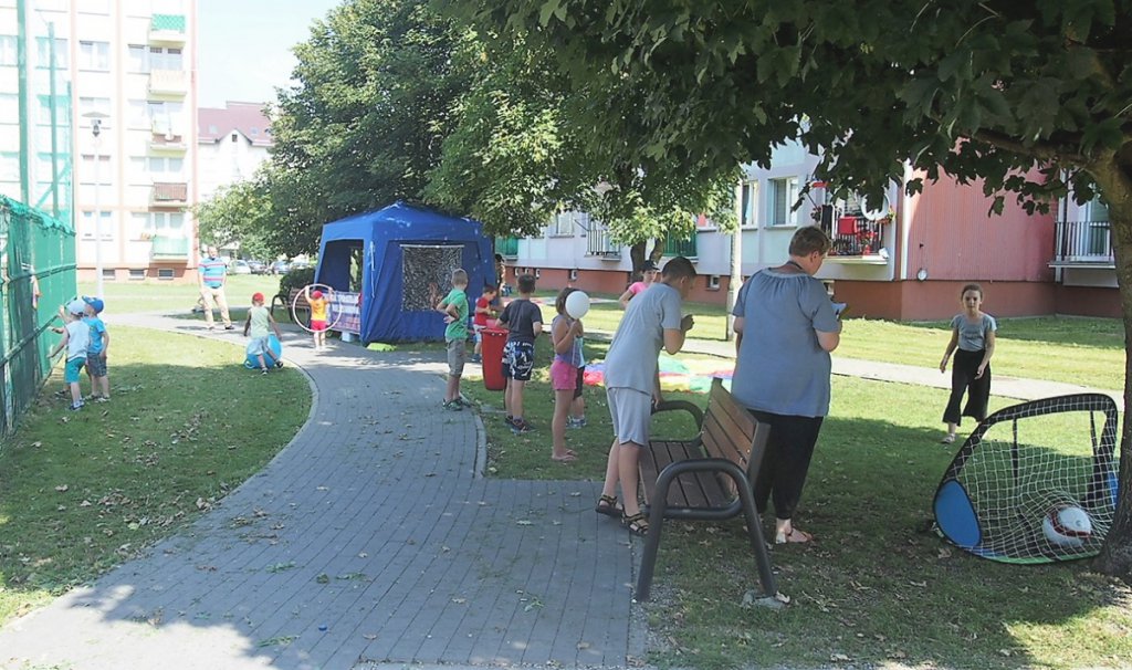 Wakacyjne zabawy dla dzieci z OSM i „Radosnym Świetlicobusem” [07.08.2018] - zdjęcie #6 - eOstroleka.pl