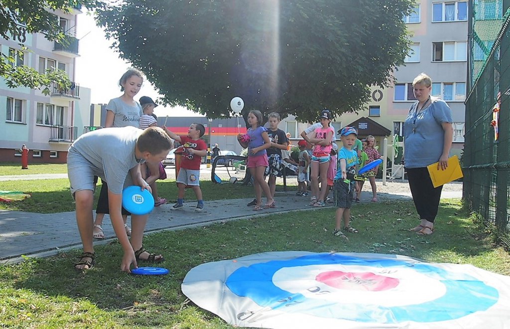 Wakacyjne zabawy dla dzieci z OSM i „Radosnym Świetlicobusem” [07.08.2018] - zdjęcie #7 - eOstroleka.pl
