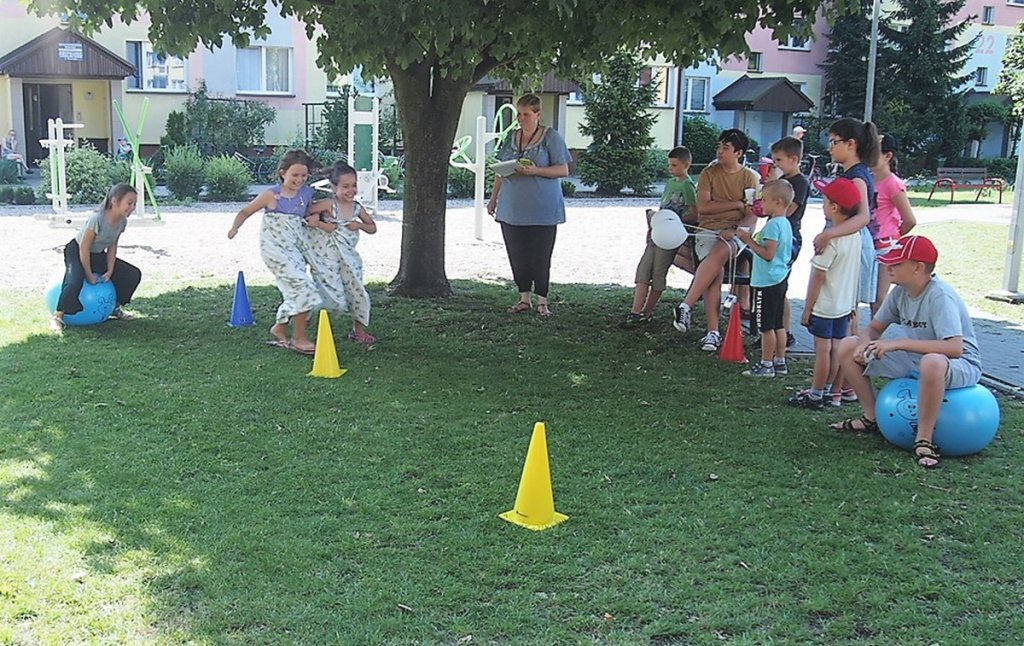 Wakacyjne zabawy dla dzieci z OSM i „Radosnym Świetlicobusem” [07.08.2018] - zdjęcie #8 - eOstroleka.pl