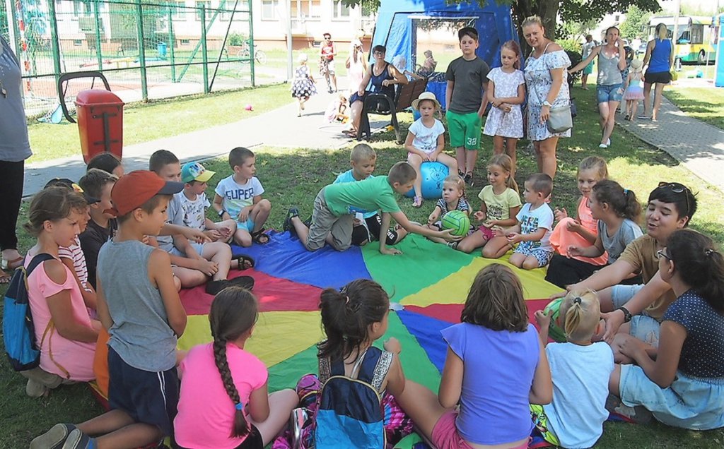 Wakacyjne zabawy dla dzieci z OSM i „Radosnym Świetlicobusem” [07.08.2018] - zdjęcie #9 - eOstroleka.pl