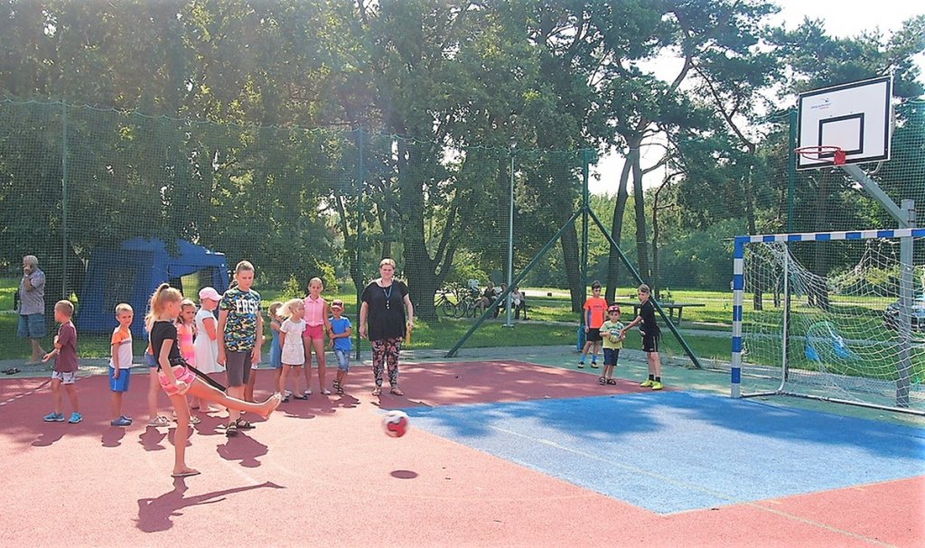 Wakacyjne zabawy dla dzieci z OSM i „Radosnym Świetlicobusem” [07.08.2018] - zdjęcie #12 - eOstroleka.pl
