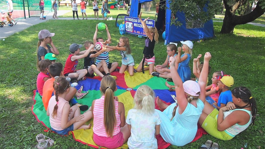 Wakacyjne zabawy dla dzieci z OSM i „Radosnym Świetlicobusem” [07.08.2018] - zdjęcie #16 - eOstroleka.pl
