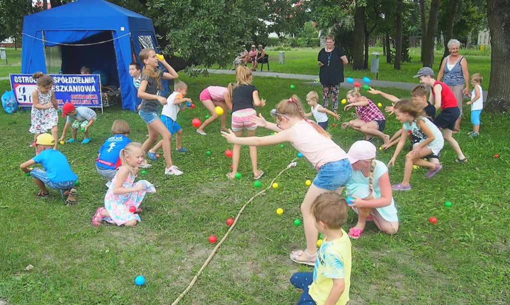 Wakacyjne zabawy dla dzieci z OSM i „Radosnym Świetlicobusem” [07.08.2018] - zdjęcie #17 - eOstroleka.pl