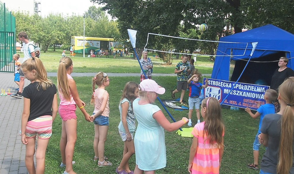 Wakacyjne zabawy dla dzieci z OSM i „Radosnym Świetlicobusem” [07.08.2018] - zdjęcie #18 - eOstroleka.pl