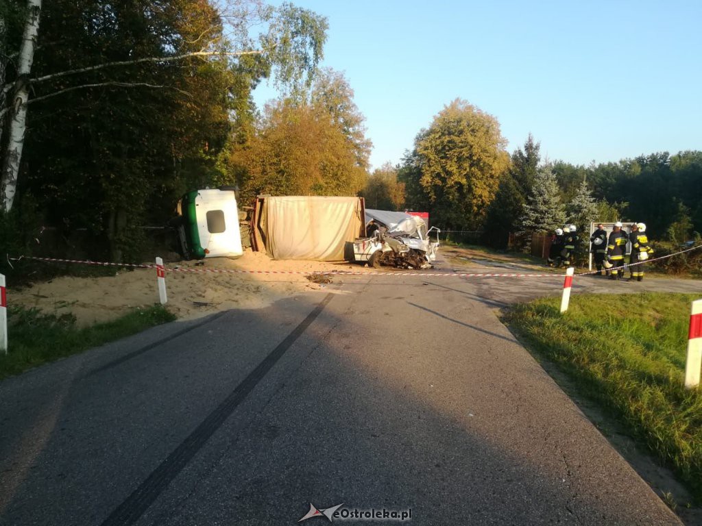 Tragiczny wypadek w Chudku. Dwie osoby nie żyją, czworo rannych zabrano do szpitala [17.08.2018] - zdjęcie #2 - eOstroleka.pl