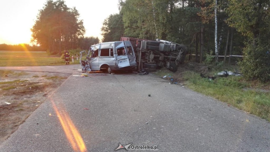 Tragiczny wypadek w Chudku. Dwie osoby nie żyją, czworo rannych zabrano do szpitala [17.08.2018] - zdjęcie #3 - eOstroleka.pl