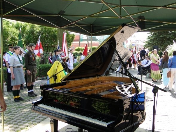Odsłonięcie pomnika dr J. Psarskiego (23.05.2010) - zdjęcie #26 - eOstroleka.pl
