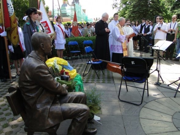 Odsłonięcie pomnika dr J. Psarskiego (23.05.2010) - zdjęcie #20 - eOstroleka.pl