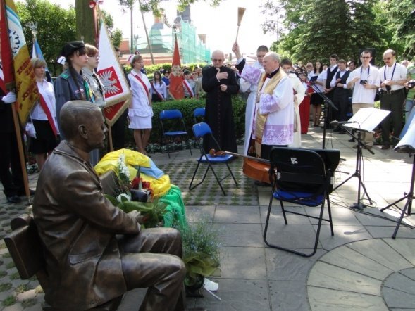 Odsłonięcie pomnika dr J. Psarskiego (23.05.2010) - zdjęcie #19 - eOstroleka.pl