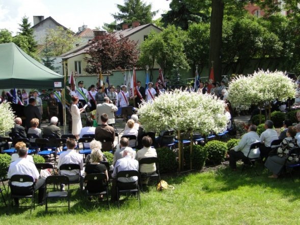 Odsłonięcie pomnika dr J. Psarskiego (23.05.2010) - zdjęcie #13 - eOstroleka.pl