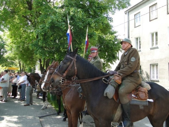 Odsłonięcie pomnika dr J. Psarskiego (23.05.2010) - zdjęcie #12 - eOstroleka.pl