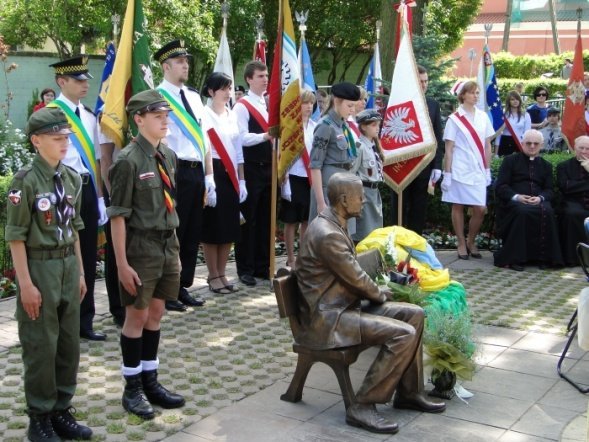 Odsłonięcie pomnika dr J. Psarskiego (23.05.2010) - zdjęcie #10 - eOstroleka.pl