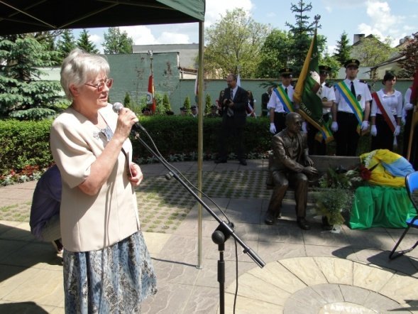 Odsłonięcie pomnika dr J. Psarskiego (23.05.2010) - zdjęcie #7 - eOstroleka.pl