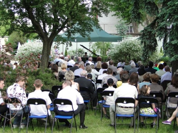 Odsłonięcie pomnika dr J. Psarskiego (23.05.2010) - zdjęcie #1 - eOstroleka.pl