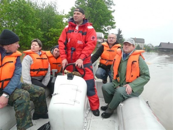 Strażacy z Ostrołęki pomagają powodzianom (25.05.2010) - zdjęcie #12 - eOstroleka.pl