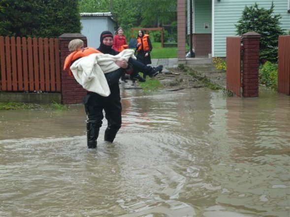Strażacy z Ostrołęki pomagają powodzianom (25.05.2010) - zdjęcie #3 - eOstroleka.pl