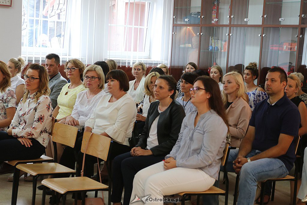 Wręczenie świadectw ukończenia studiów podyplomowych w Zespole Szkół SIGiE [28.08.2018] - zdjęcie #4 - eOstroleka.pl