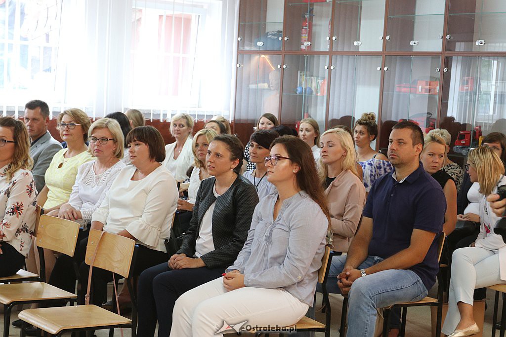 Wręczenie świadectw ukończenia studiów podyplomowych w Zespole Szkół SIGiE [28.08.2018] - zdjęcie #5 - eOstroleka.pl