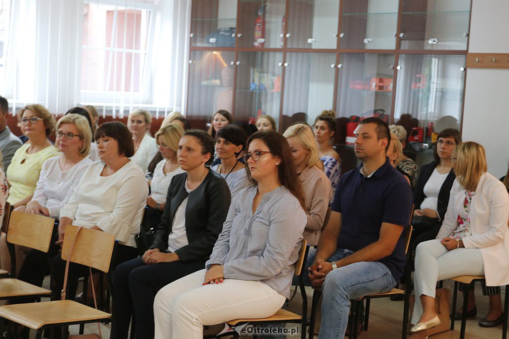 Wręczenie świadectw ukończenia studiów podyplomowych w Zespole Szkół SIGiE [28.08.2018] - zdjęcie #12 - eOstroleka.pl
