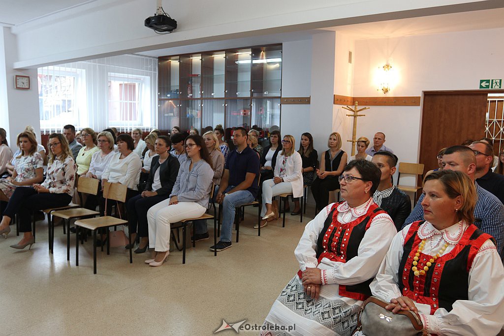 Wręczenie świadectw ukończenia studiów podyplomowych w Zespole Szkół SIGiE [28.08.2018] - zdjęcie #15 - eOstroleka.pl