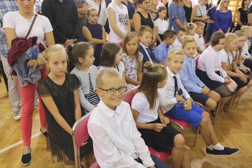 Rozpoczęcie roku szkolnego w SP 6 w Ostrołęce [03.09.2018] - zdjęcie #36 - eOstroleka.pl