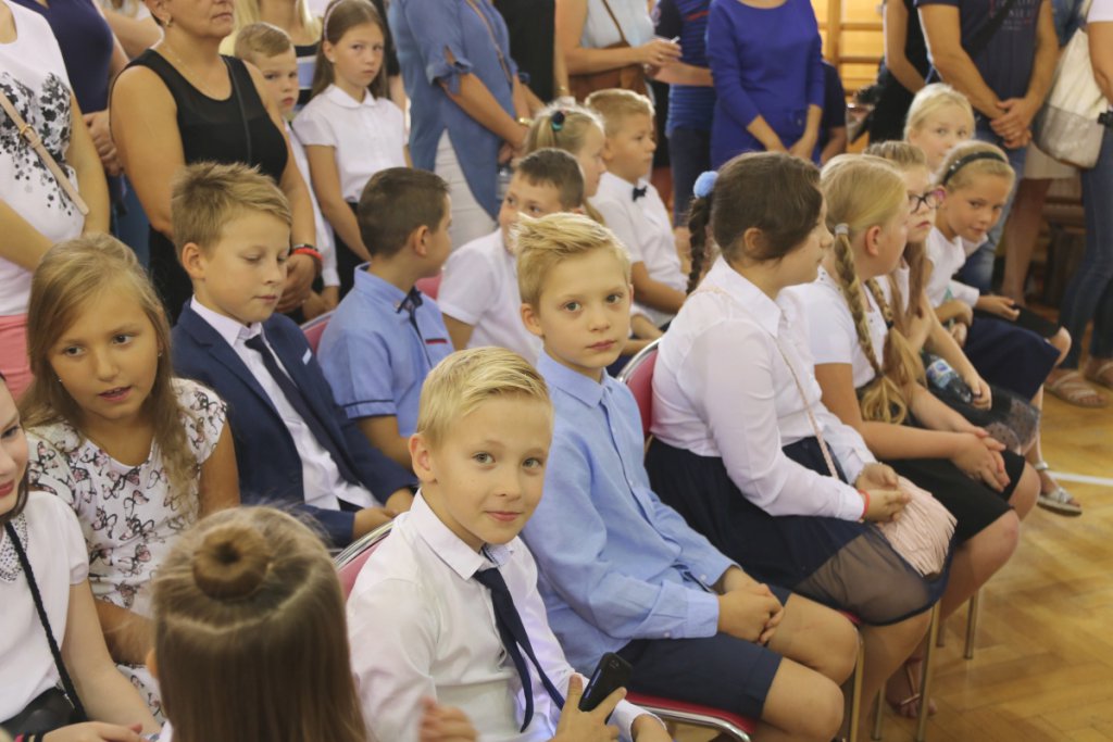 Rozpoczęcie roku szkolnego w SP 6 w Ostrołęce [03.09.2018] - zdjęcie #35 - eOstroleka.pl