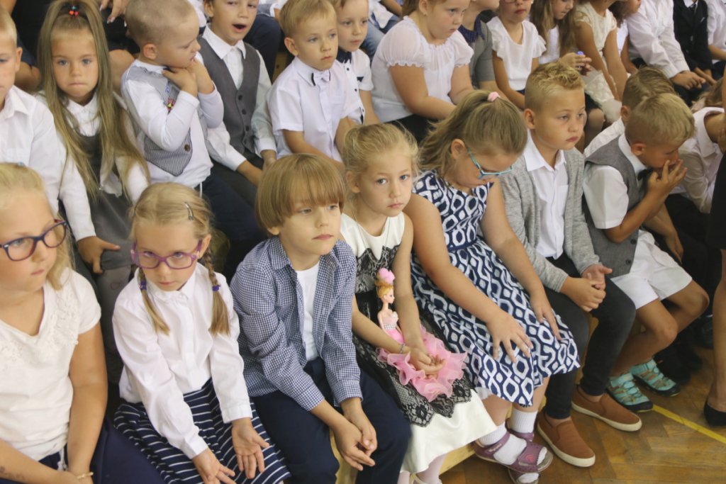 Rozpoczęcie roku szkolnego w SP 6 w Ostrołęce [03.09.2018] - zdjęcie #18 - eOstroleka.pl
