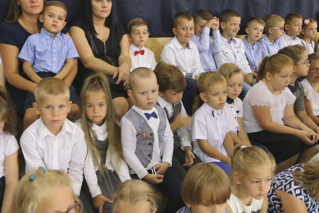 Rozpoczęcie roku szkolnego w SP 6 w Ostrołęce [03.09.2018] - zdjęcie #17 - eOstroleka.pl