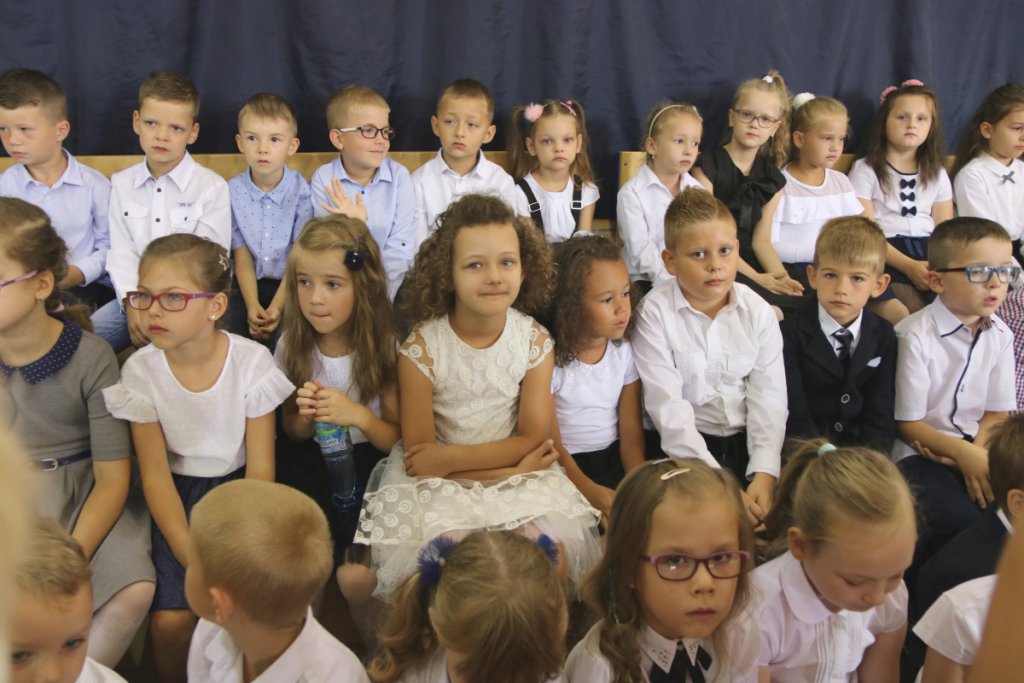 Rozpoczęcie roku szkolnego w SP 6 w Ostrołęce [03.09.2018] - zdjęcie #8 - eOstroleka.pl