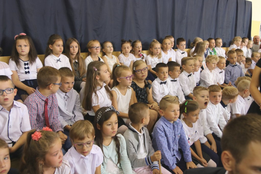 Rozpoczęcie roku szkolnego w SP 6 w Ostrołęce [03.09.2018] - zdjęcie #7 - eOstroleka.pl