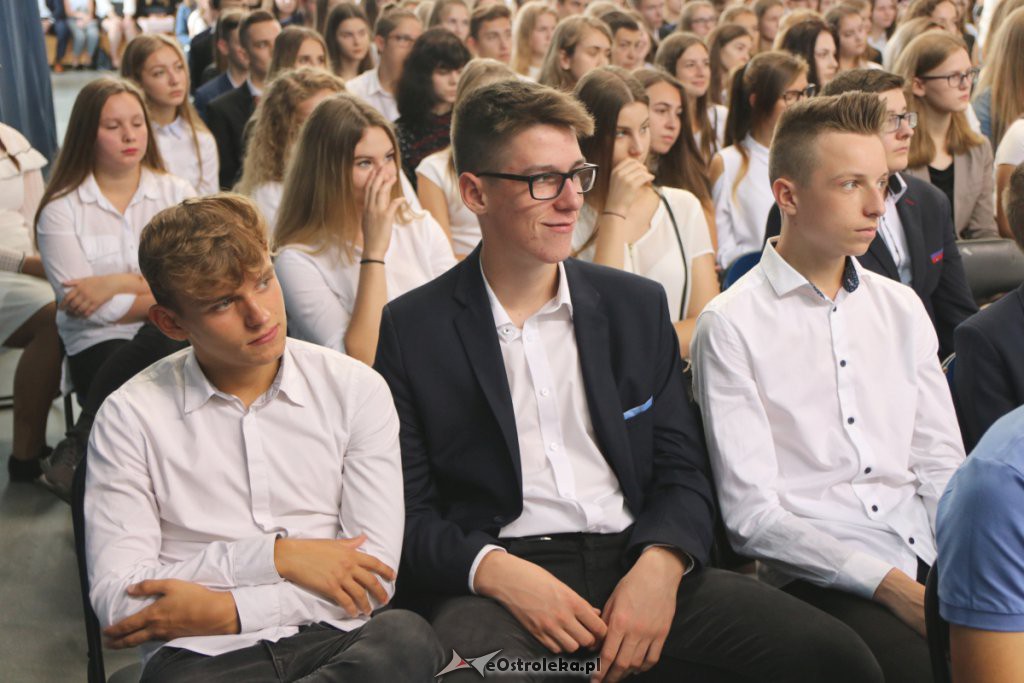 Rozpoczęcie roku szkolnego w  I LO w Ostrołęce [03.09.2018] - zdjęcie #65 - eOstroleka.pl