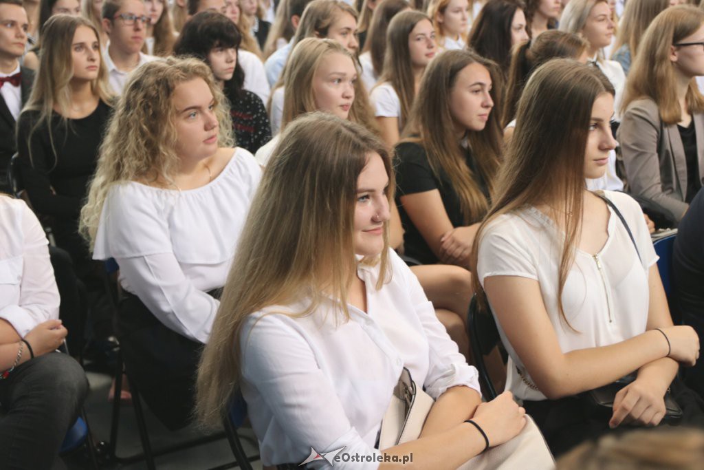 Rozpoczęcie roku szkolnego w  I LO w Ostrołęce [03.09.2018] - zdjęcie #62 - eOstroleka.pl