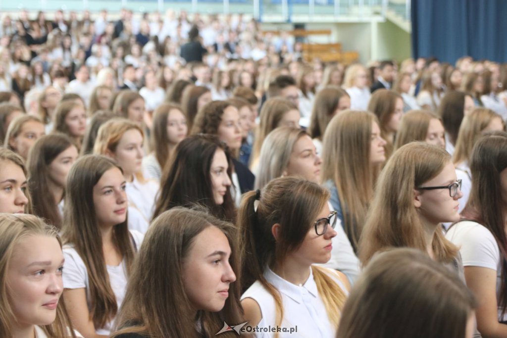 Rozpoczęcie roku szkolnego w  I LO w Ostrołęce [03.09.2018] - zdjęcie #59 - eOstroleka.pl