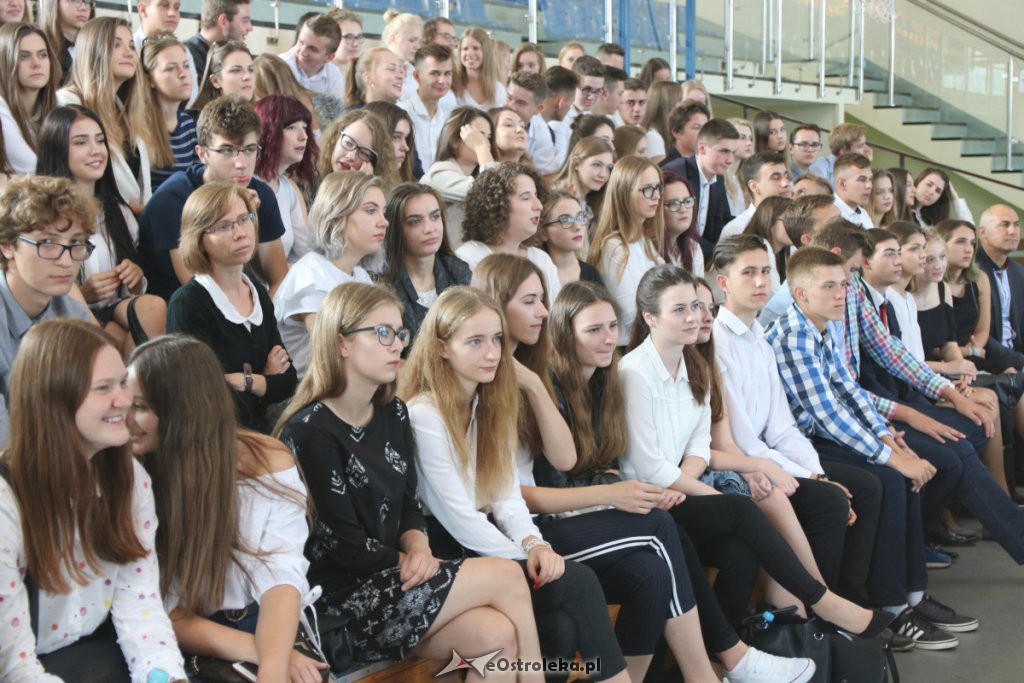 Rozpoczęcie roku szkolnego w  I LO w Ostrołęce [03.09.2018] - zdjęcie #1 - eOstroleka.pl