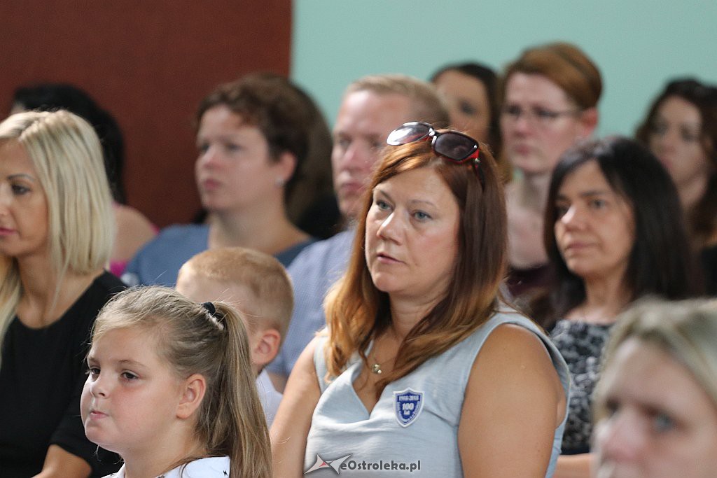 Rozpoczęcie roku szkolnego w SP 4 w Ostrołęce [03.09.2018] - zdjęcie #13 - eOstroleka.pl