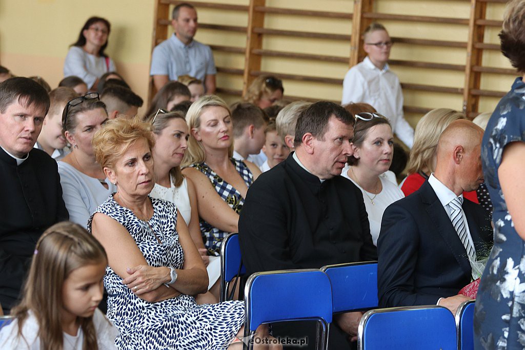 Rozpoczęcie roku szkolnego w SP 1 w Ostrołęce [03.09.2018] - zdjęcie #26 - eOstroleka.pl