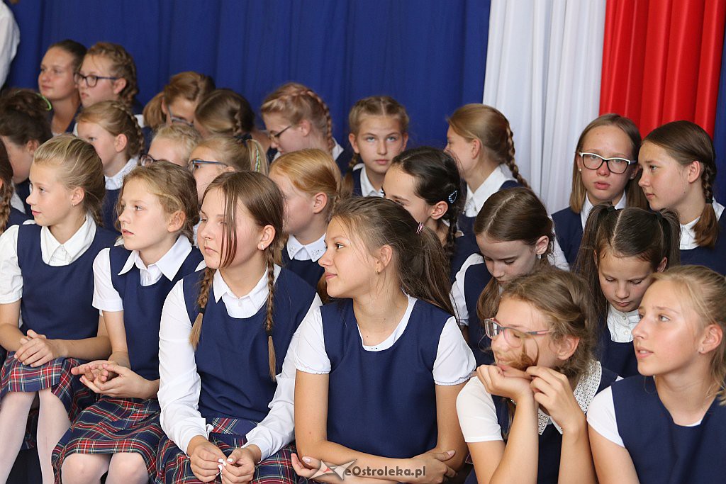 Rozpoczęcie roku szkolnego w SP 1 w Ostrołęce [03.09.2018] - zdjęcie #16 - eOstroleka.pl